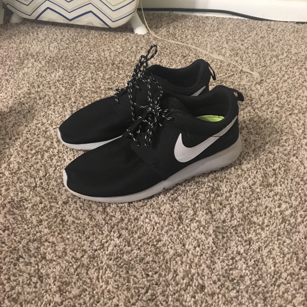 Black nike roshes